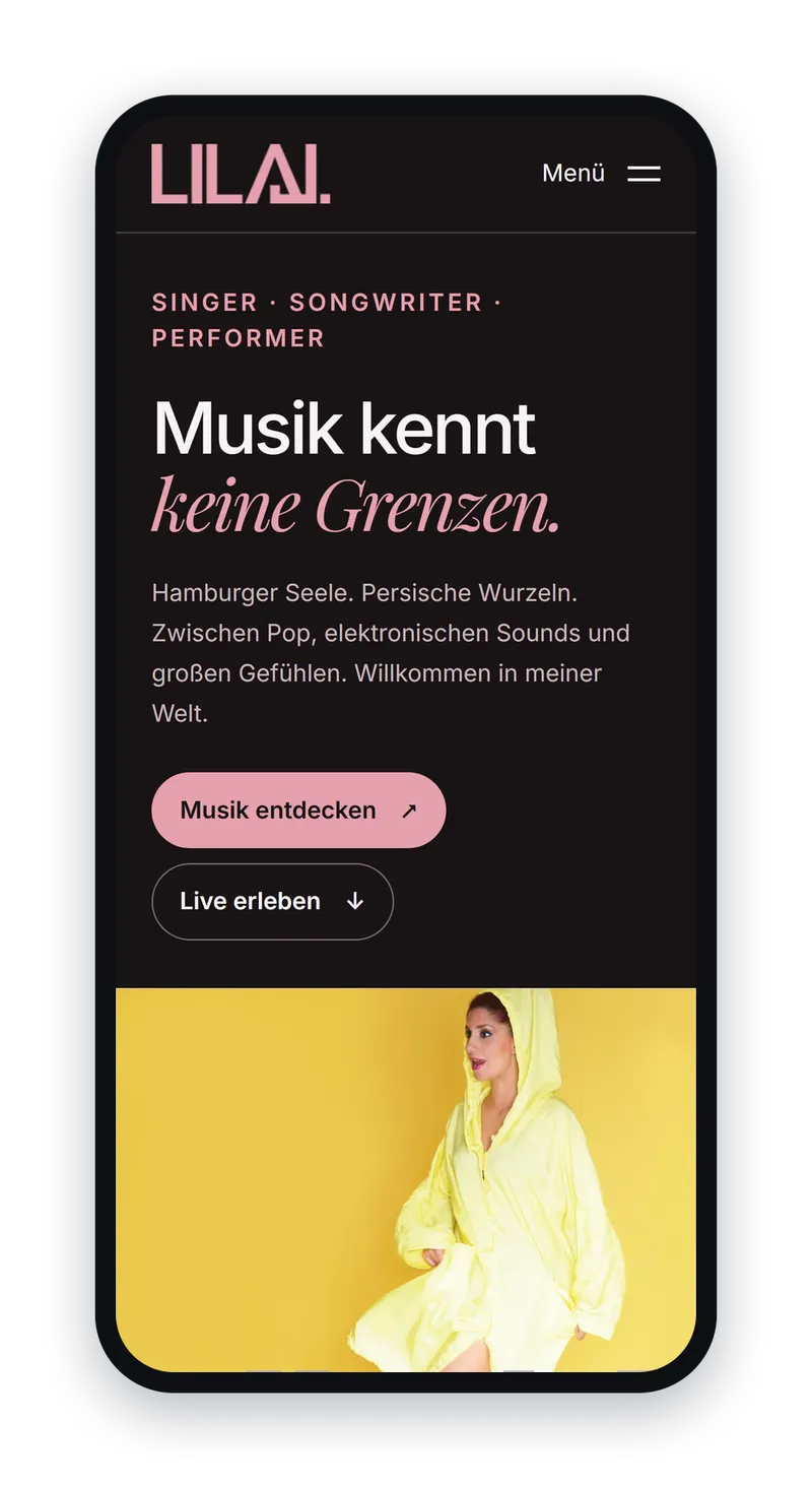 Die Webseite von Lila J auf dem Handy: Logo mit Menü-Button, darunter die Überschrift „Musik kennt keine Grenzen", der Einleitungstext und zwei Buttons