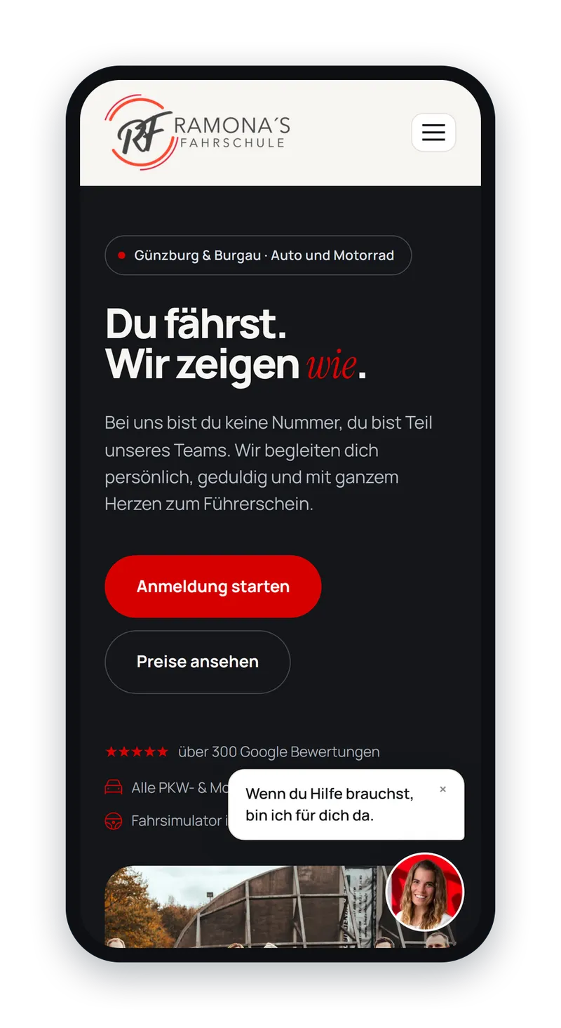 Die Webseite von Ramona’s Fahrschule auf dem Handy: Logo mit Menü-Button, darunter die Überschrift, gestapelte Buttons und der Chat-Hinweis von Lena