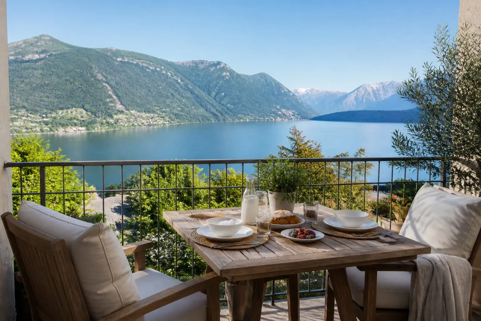 Frühstück auf der Terrasse vor dem Bergsee